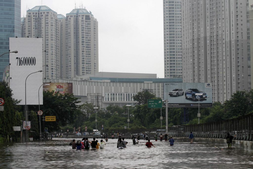 “Βούλιαξε” η Τζακάρτα από τις πλημμύρες – 11 νεκροί στην Ινδονησία
