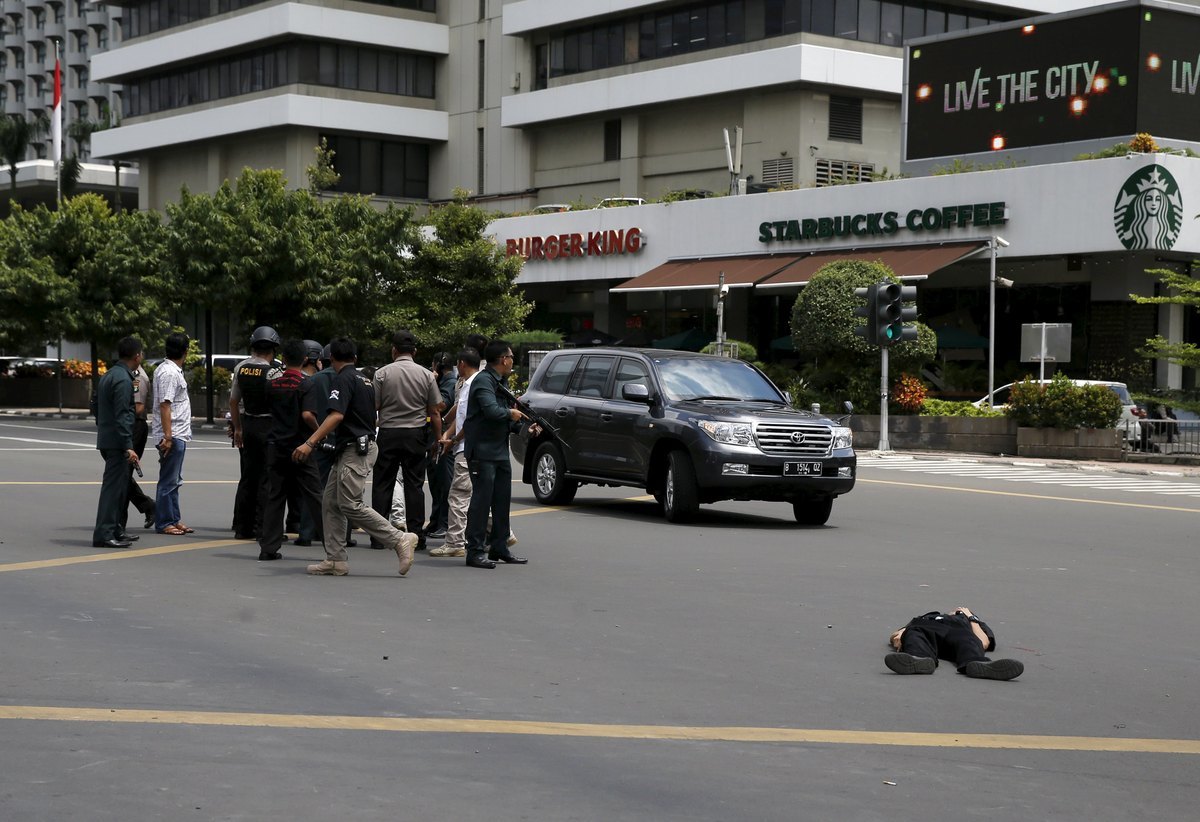 Ινδονησία: Πανικός και θάνατος στη Τζακάρτα – Επιθέσεις αυτοκτονίας και ανταλλαγή πυροβολισμών (ΦΩΤΟ, VIDEO)