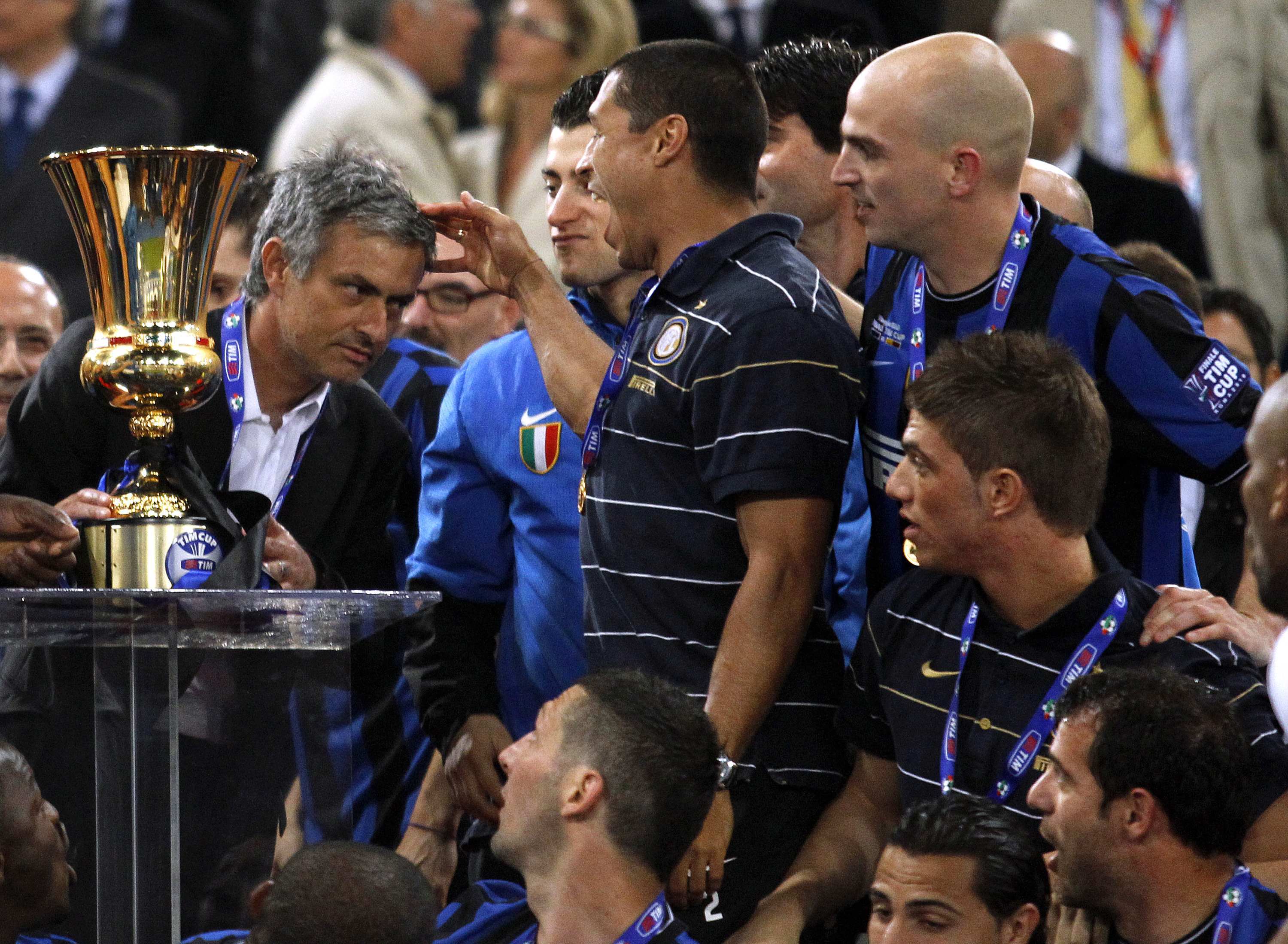 Ο Ζοσέ Μουρίνιο αγκαλιάζει το πρώτο φετινό τρόπαιο της Ίντερ