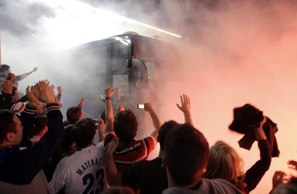 Την αποθέωση γνώριση αποστολή της Ίντερ κατά την άφιξη της στο Μιλάνο