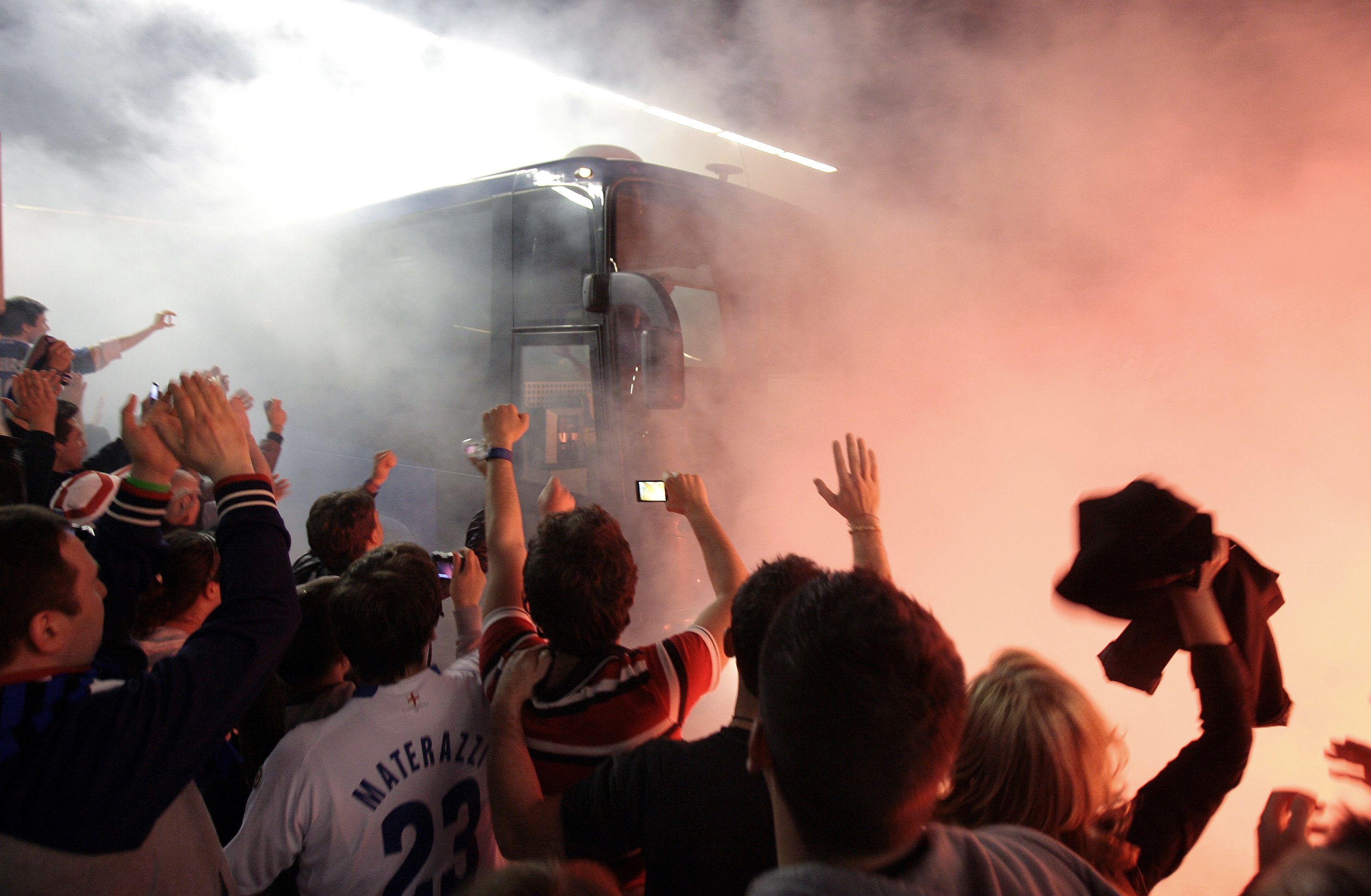 Την αποθέωση γνώριση αποστολή της Ίντερ κατά την άφιξη της στο Μιλάνο