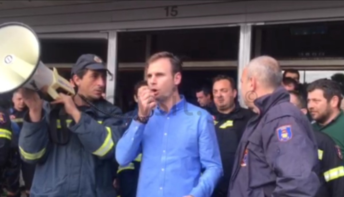 Οι πυροσβέστες στο Υπουργείο
