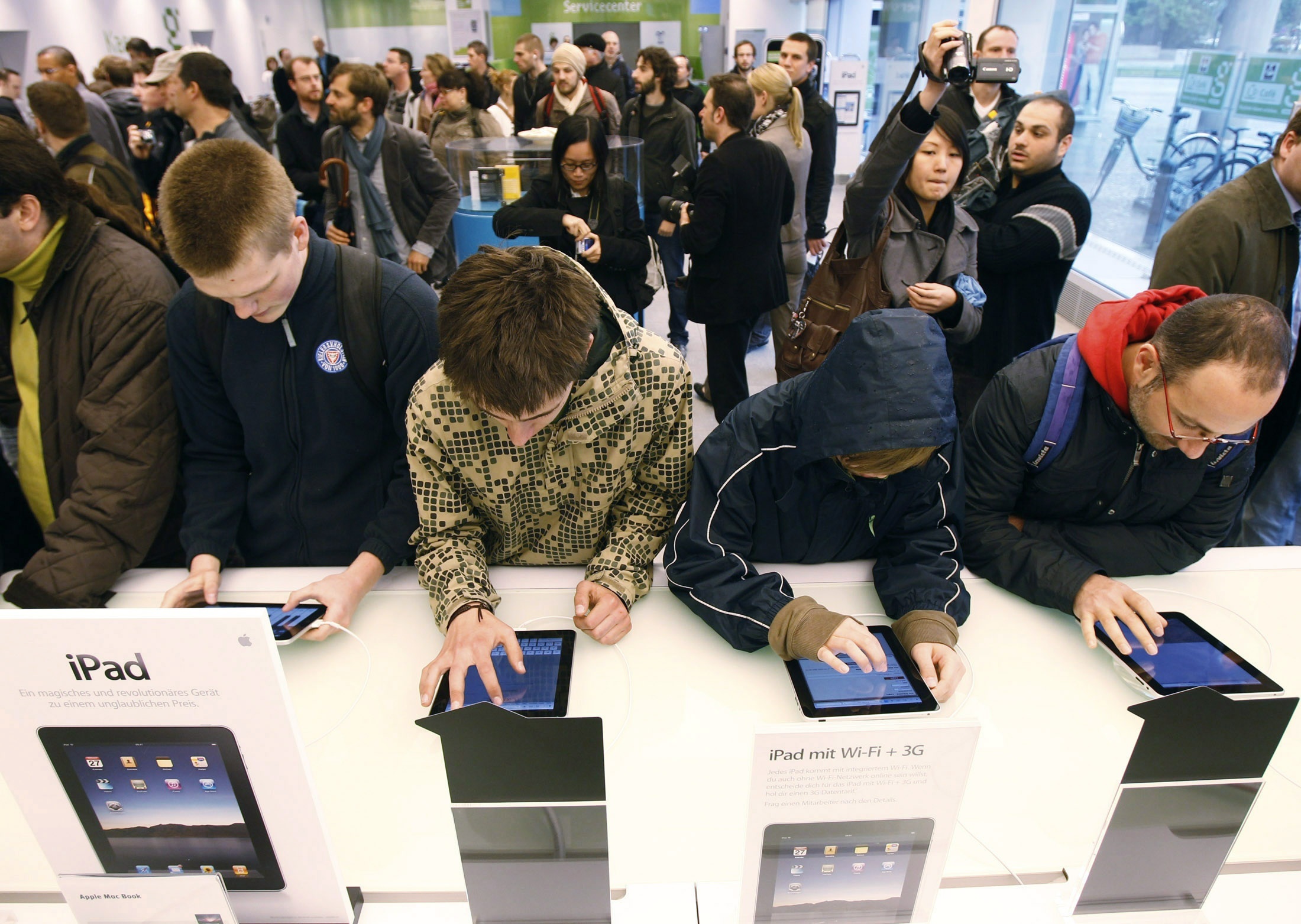 Ουρες έξω και μέσα στα καταστήματα της Apple στο Βερολίνο. ΦΩΤΟ REUTERS