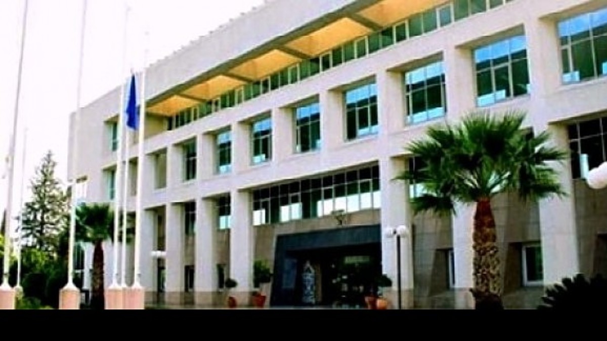 Κατεβάζει ρολά στο εξωτερικό η Κύπρος;