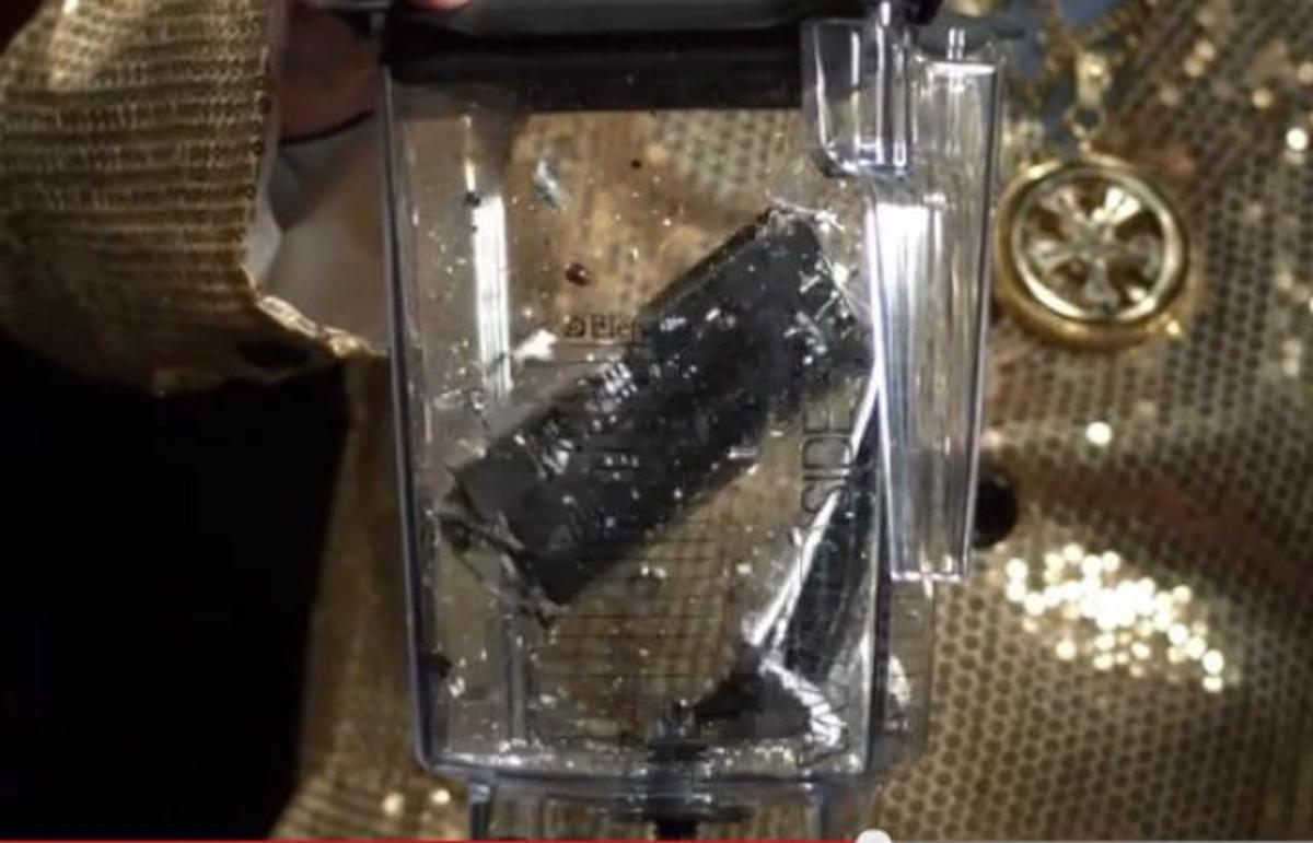 Απίστευτο! Έβαλαν το νέο IPHONE στο…μπλέντερ!