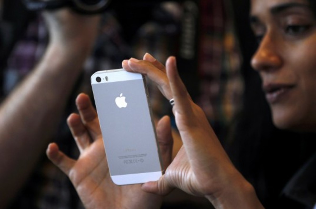 Ξεκίνησε η διάθεση των νέων «έξυπνων» κινητών iPhone 5S και iPhone 5C της Apple
