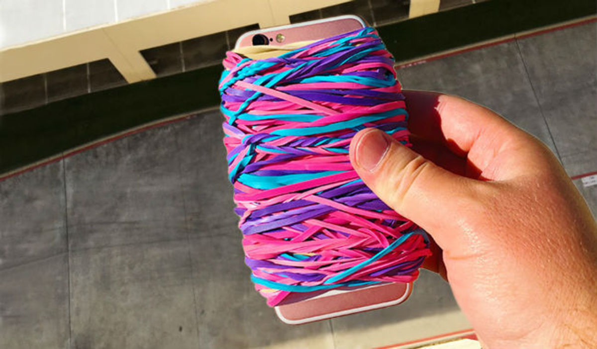 Έδεσε με χιλιάδες λαστιχάκια ένα iPhone 6s και το άφησε να πέσει από 30 μέτρα – Δείτε πως έγινε το κινητό!