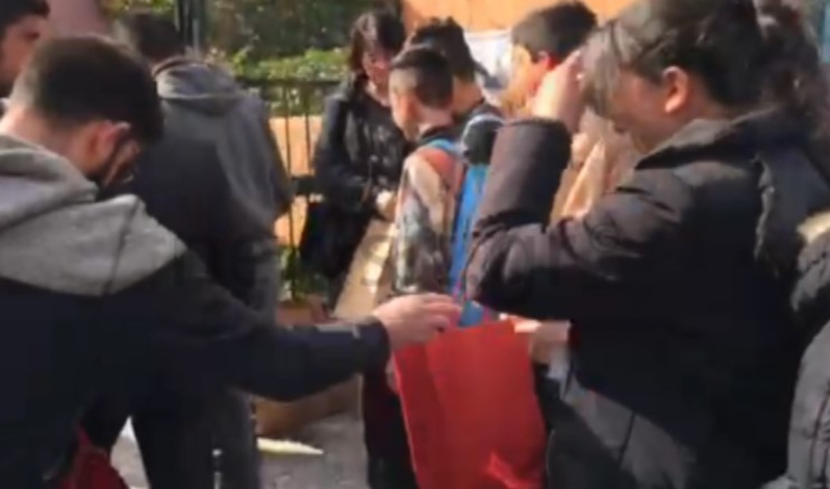 Υποδοχή προσφυγόπουλων με χειροκροτήματα