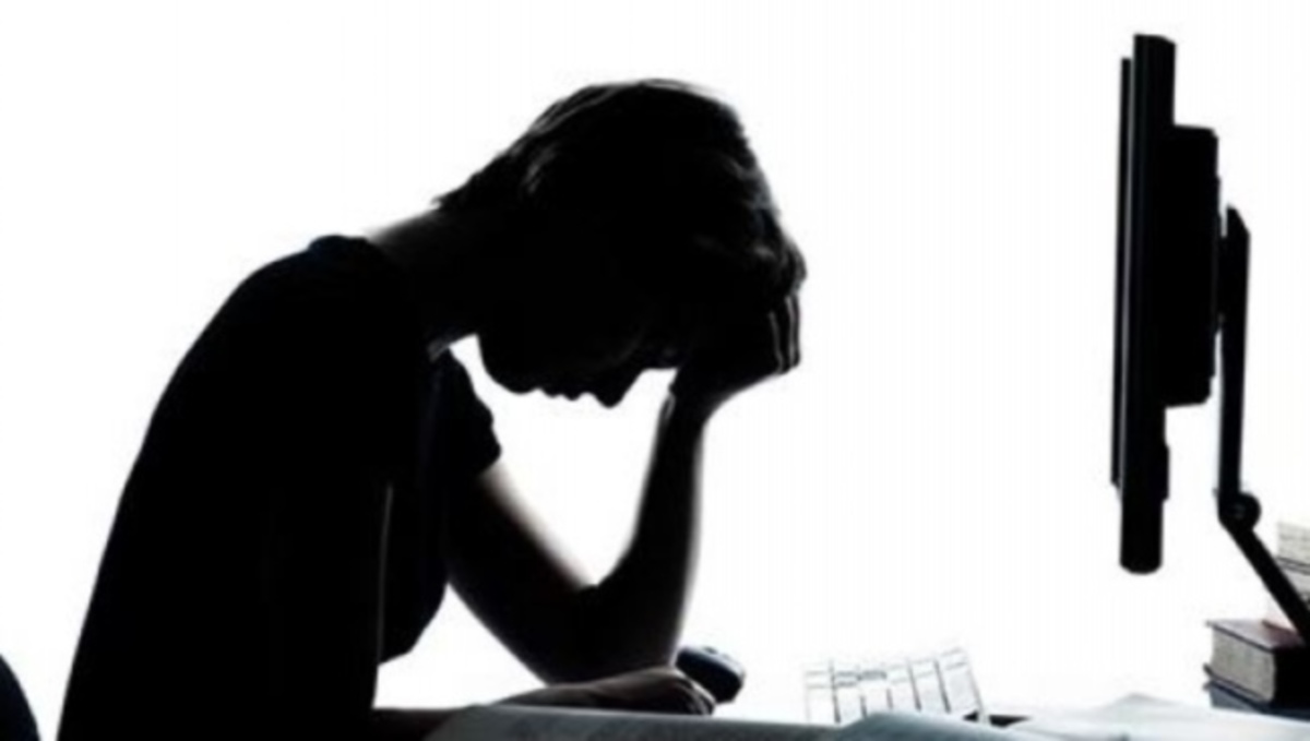 Πόσες ώρες την ημέρα μπροστά στον υπολογιστή είναι ικανές να σας… σκοτώσουν