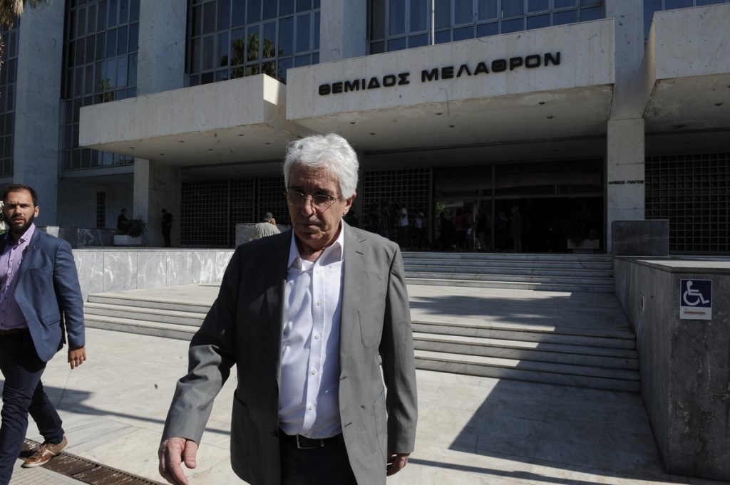 Ένα σχολικό λεωφορείο παραδίδει ο υπουργός Δικαιοσύνης