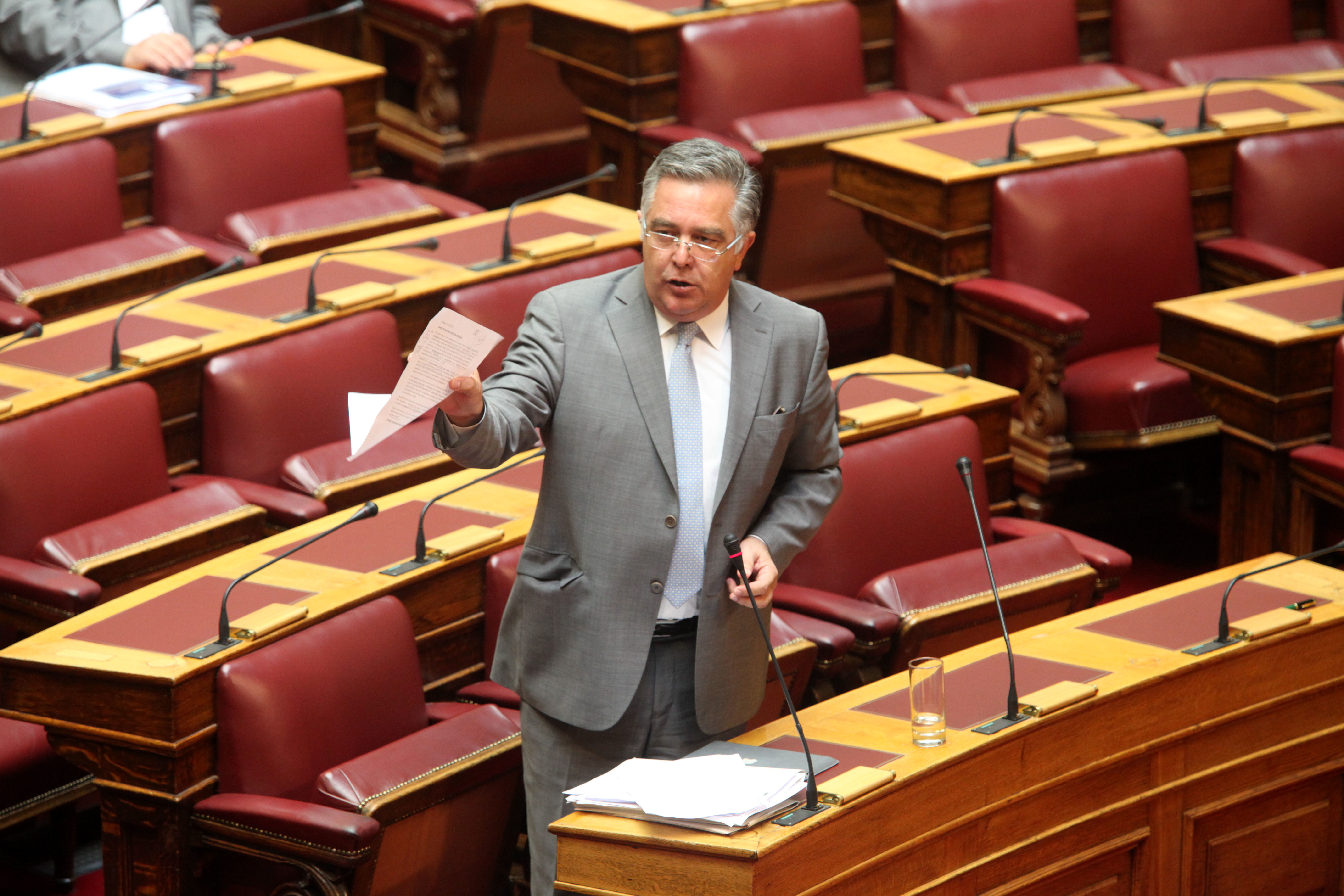 Στο ιατρείο της Βουλής ο βουλευτής Β. Υψηλάντης μετά τον καυγά με την Ζωή – Γαλάζιος βουλευτής της είπε: “άντε μωρή από εδώ”