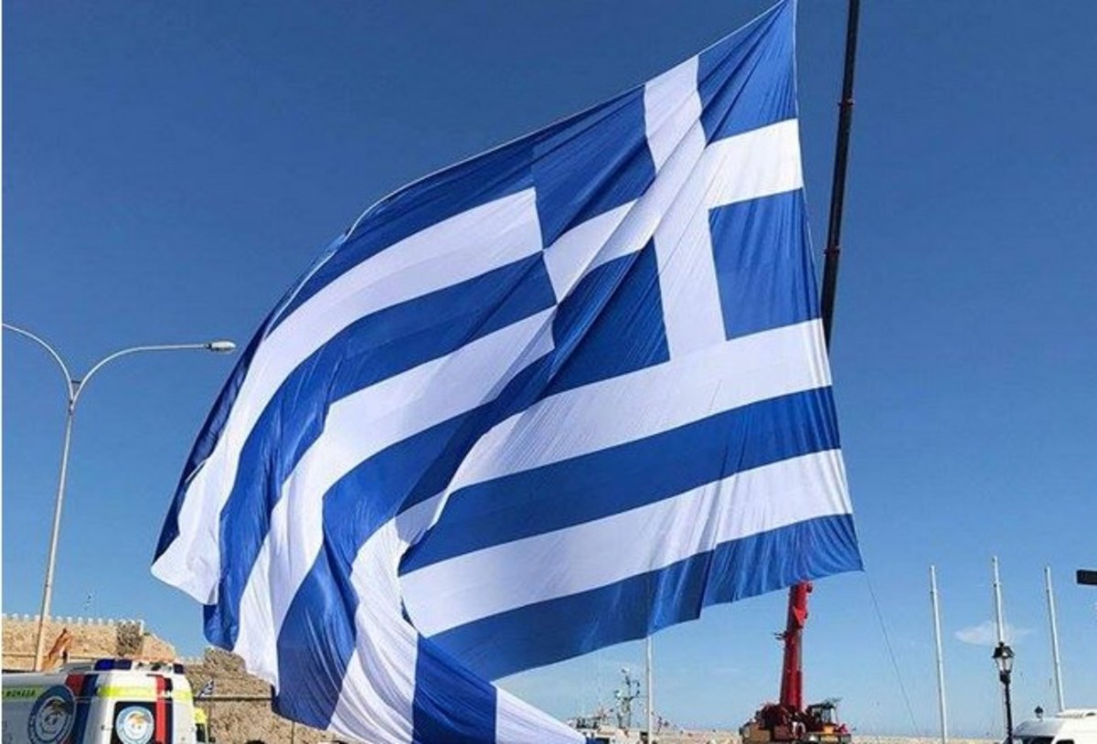 25η Μαρτίου: Γαλανόλευκη 1.200 τ.μ. κυματίζει στο Ηράκλειο! [pics]