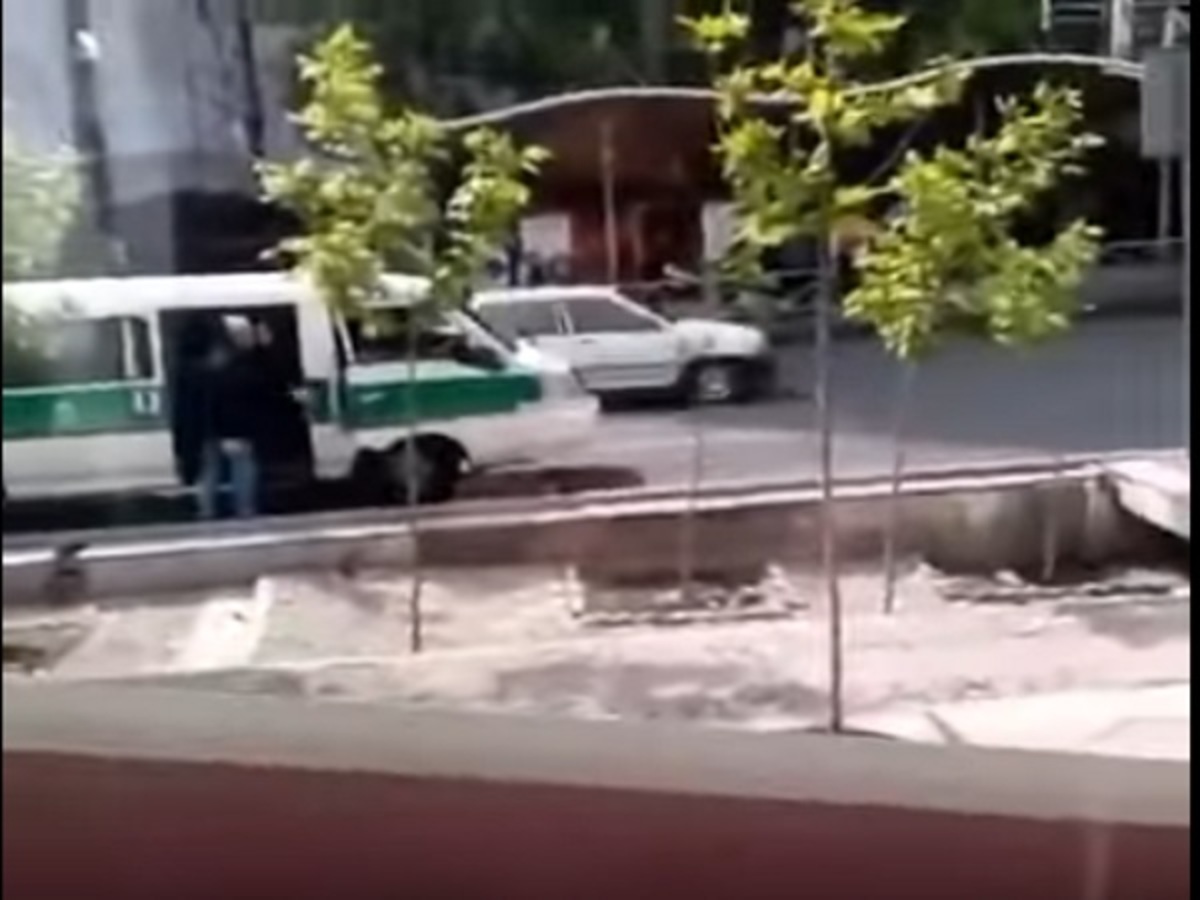 Σοκαριστικό βίντεο: Την παρέσυρε όχημα της αστυνομίας γιατί δεν φορούσε σωστά τη μαντίλα!