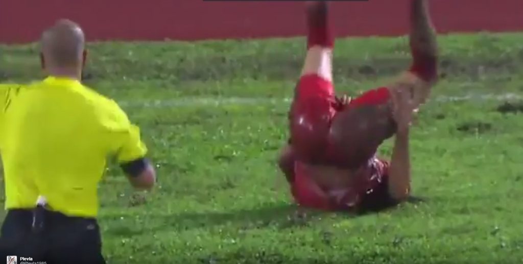 Ούρλιαζε από τον πόνο! Χτύπησε στα γεννητικά όργανα [vid]