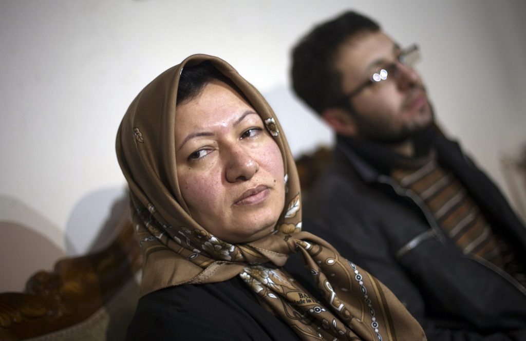 Ο γιος εκλιπαρεί να μην εκτελεστεί η μητέρα του και ας δολοφόνησε τον πατέρα του