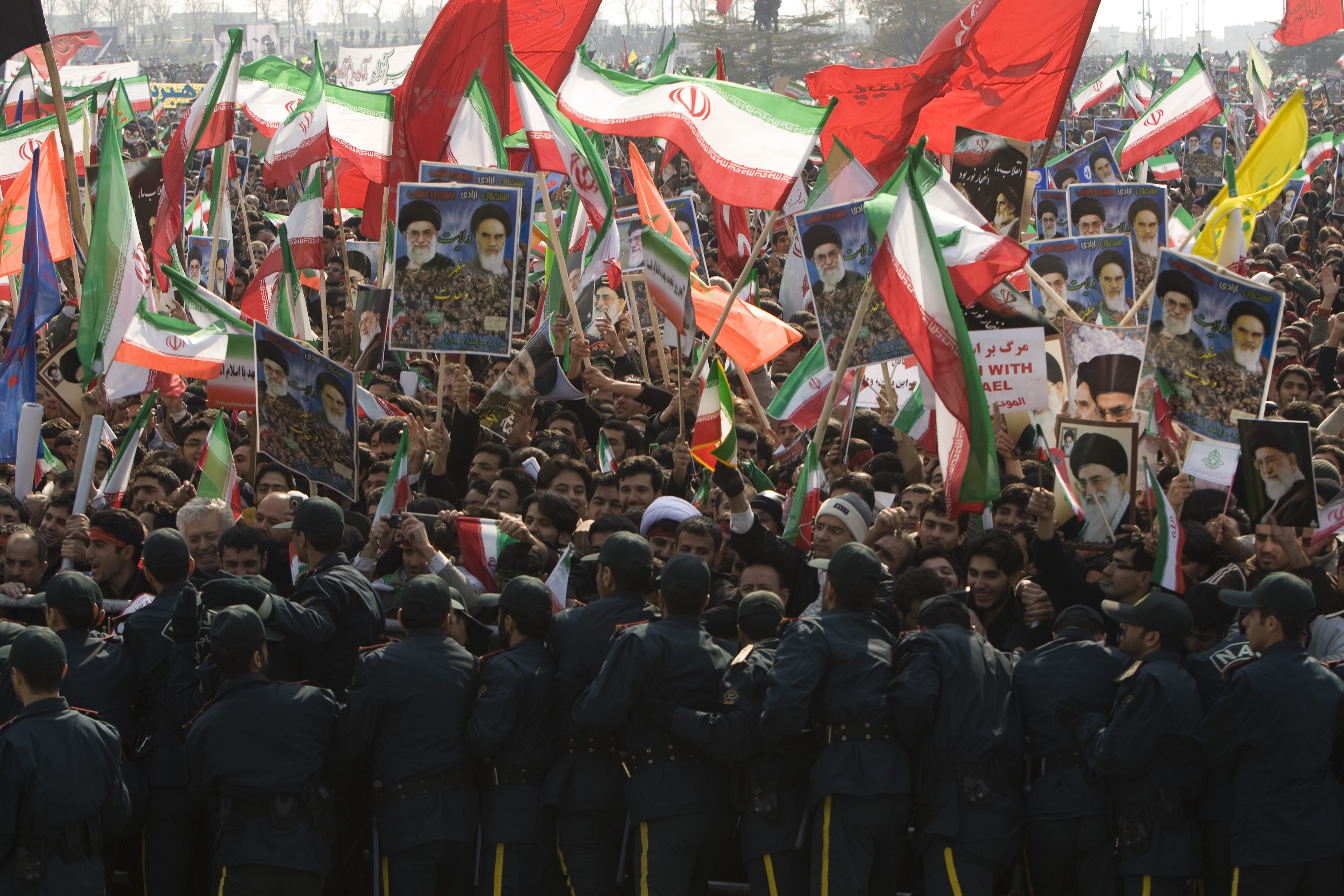 Από τις σημερινές συγκεντρώσεις για την μέρα ανεξαρτησίας στο Ιράν. ΦΩΤΟ REUTERS