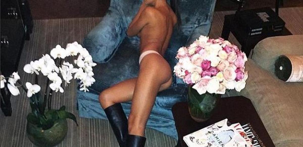 Το διάσημο μοντέλο μόνο με τις μπότες του!