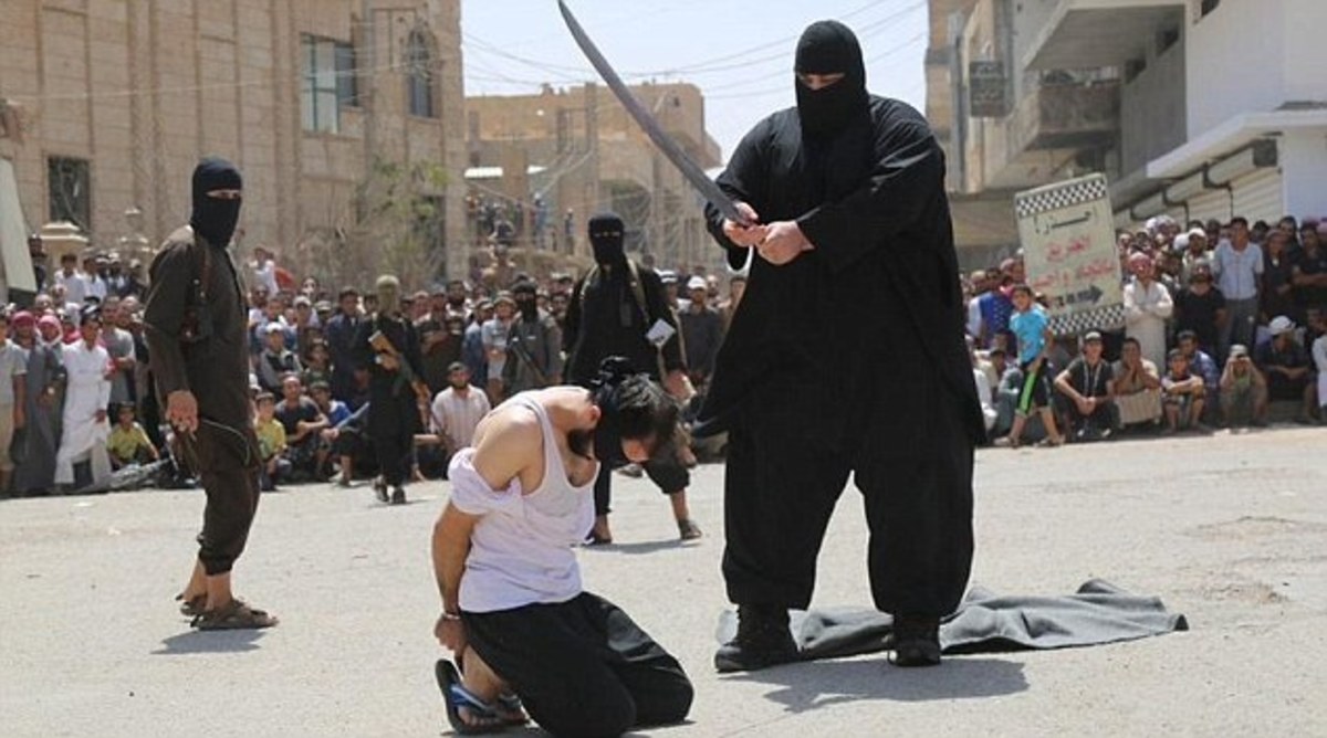 Τρομακτικός γιγαντόσωμος εκτελεστής του ISIS αποκεφαλίζει στη μέση του δρόμου