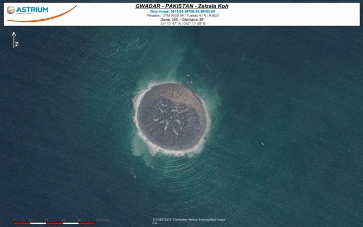 Η πρώτη δορυφορική φωτογραφία του νησιού που “γεννήθηκε” μετά το σεισμό στο Πακιστάν