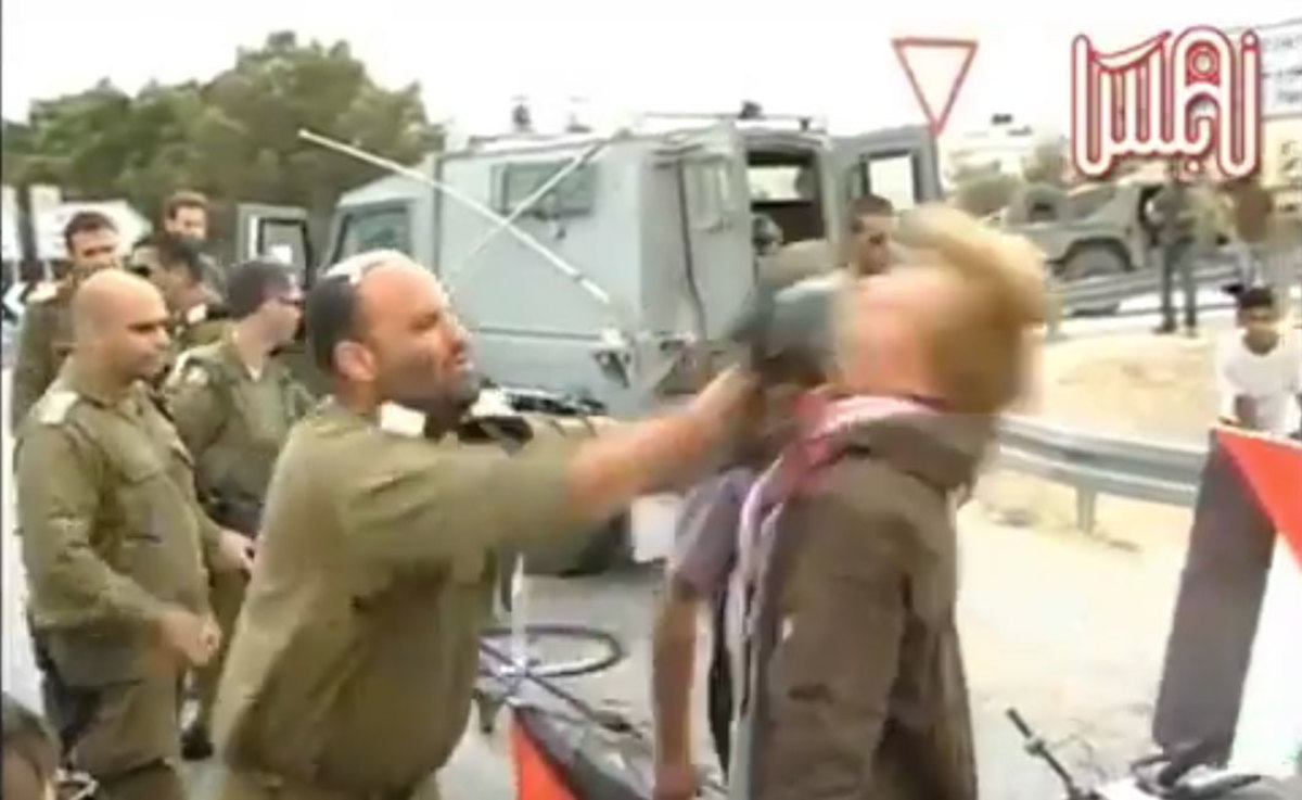 Αντισυνταγματάρχης χτυπά με όπλο ακτιβιστή στο πρόσωπο! – Δείτε το video
