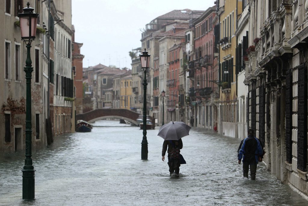 Κατακλυσμιαίες βροχές στην Ιταλία – Ηλικιωμένη παρασύρθηκε από χείμαρρο