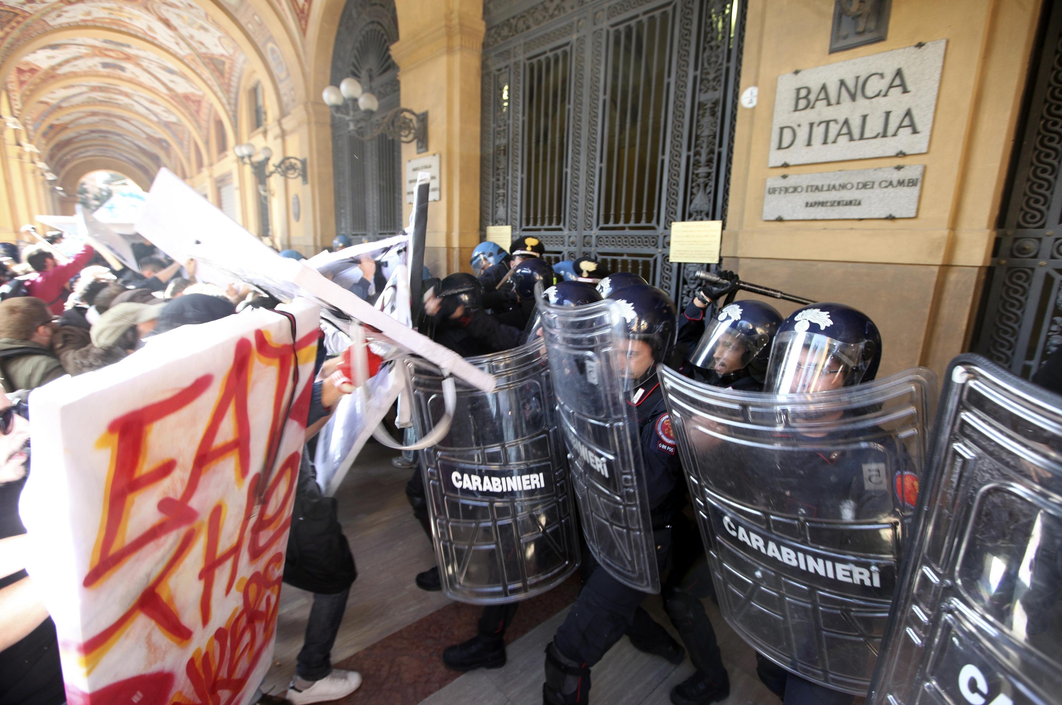 Οι αγανακτισμένοι της Ιταλίας και η “Αγία χρεοκοπία”