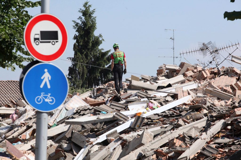 Συγκλονιστική στιγμή: σπίτι καταρρέει από το σεισμό των 5,8R στην Ιταλία