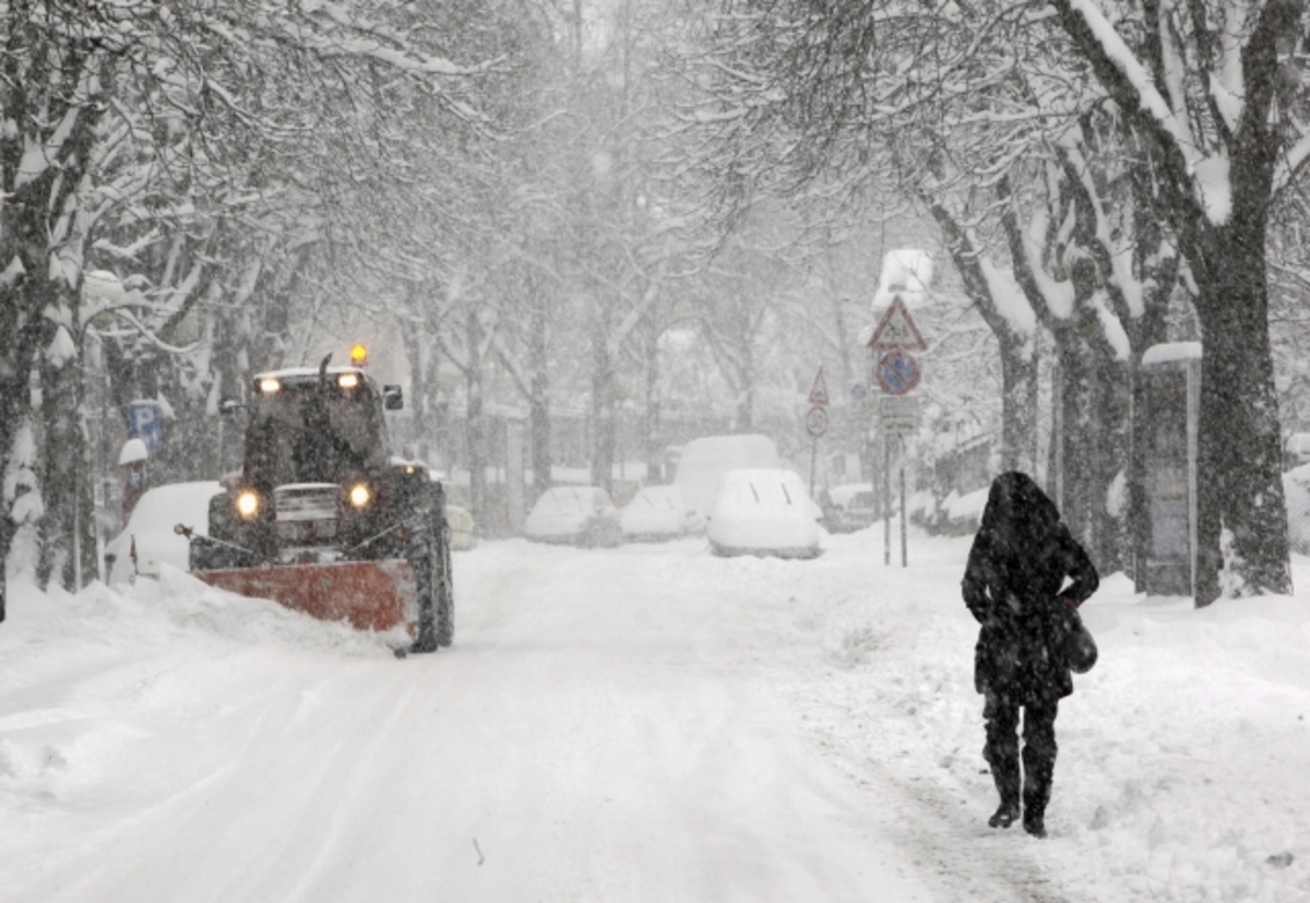 Χιονίζει συνέχεια και στην Ιταλία – Έκλεισαν σχολεία, ακινητοποιήθηκαν τρένα