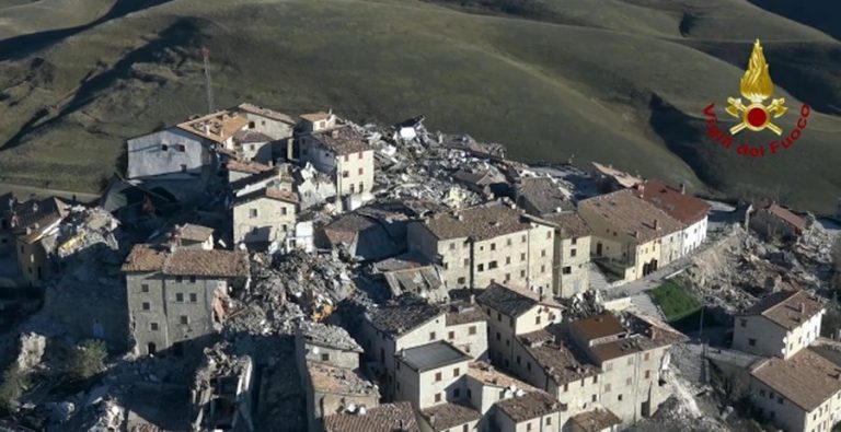 Σεισμός στην Ιταλία: Το “μήνυμα” Ρέντσι και η αγωνία των σεισμόπληκτων [pics, vid]