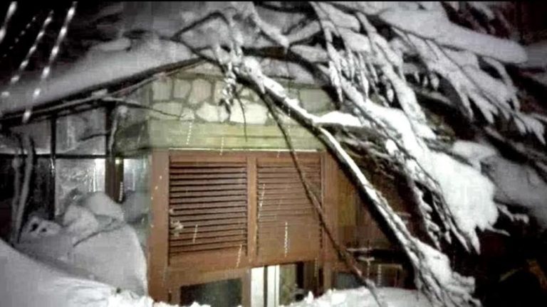 Σεισμός στην Ιταλία: Φόβοι για πολλούς νεκρούς στο ξενοδοχείο που καταπλακώθηκε από χιονοστιβάδα – “Βοήθεια, θα πεθάνουμε από το κρύο!”