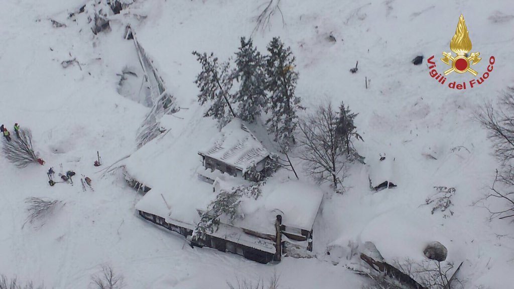 Ιταλία: Ανασύρθηκε ο πρώτος νεκρός – Χιονοστιβάδα “έλιωσε” ξενοδοχείο – Φόβοι για 30 νεκρούς