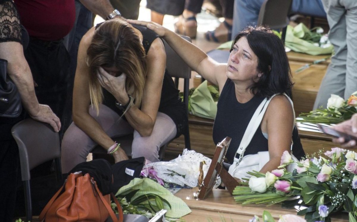 Κλαίει όλη η Ιταλία – Κατευόδιο σ’ εκείνους που χάθηκαν στα ερείπια – Τα δάκρυα της συζύγου του Ρέντσι, ένα γράμμα στην Τζούλια και ο πιστός σκύλος