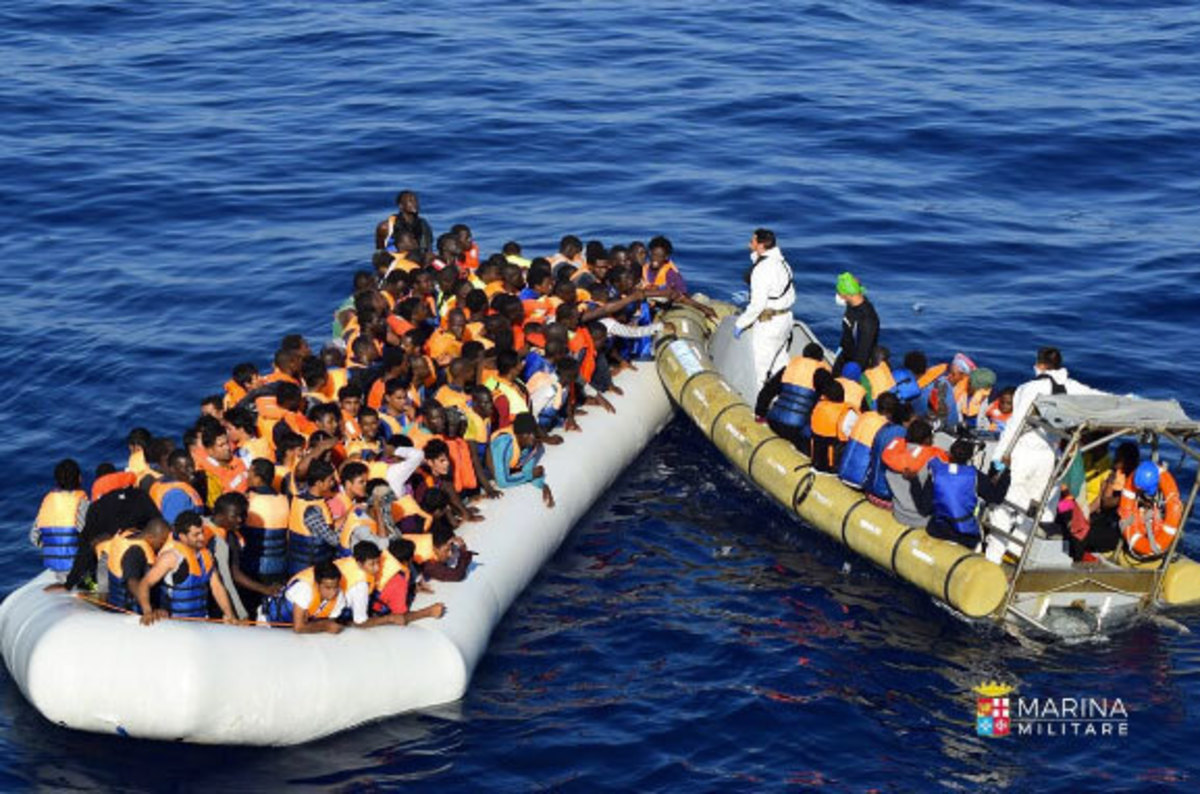 Τραγωδία στη Μεσόγειο: Ακόμα 15 μετανάστες νεκροί – Συνεχείς επιχειρήσεις διάσωσης [pics, vid]