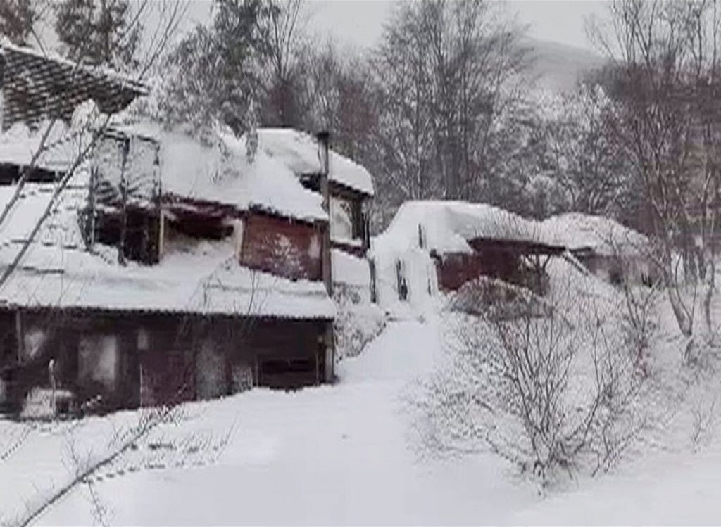 Ιταλία: Λευκός τάφος! Ανέσυραν και τρίτο νεκρό από το ξενοδοχείο που καταπλάκωσε χιονοστιβάδα!