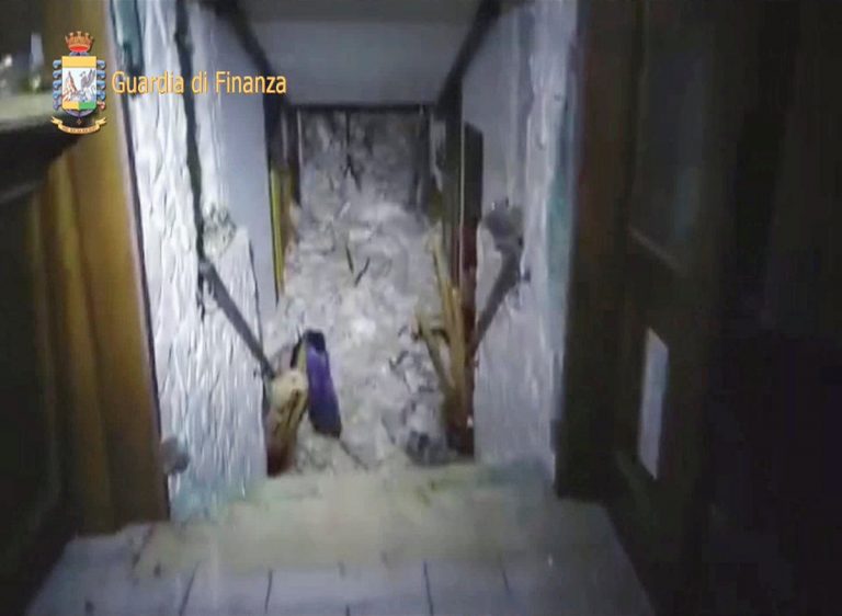 Ιταλία: Παντού χιόνι και συντρίμμια – Τριώροφο ξενοδοχείο θάφτηκε από χιονοστιβάδα – Παιδιά ανάμεσα στους αγνοούμενους