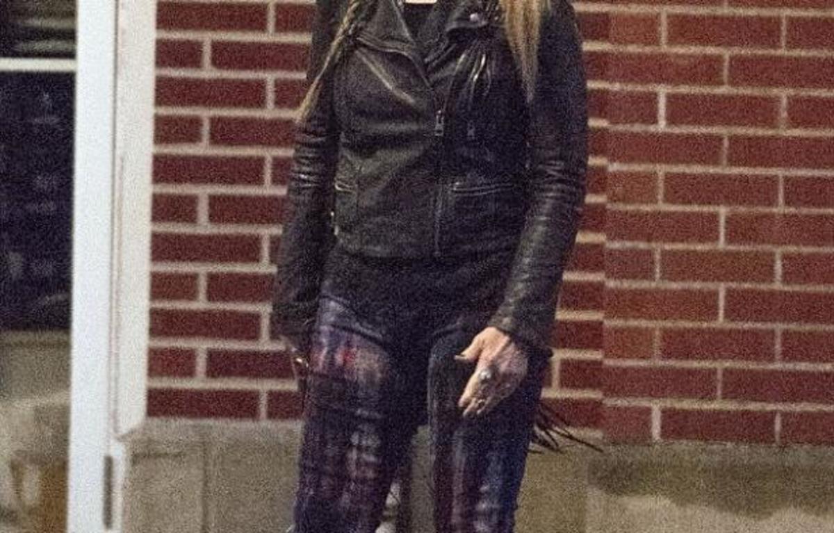 Πασίγνωστη ηθοποιός με ξεβαμμένο τζιν και χαϊμαλιά στα 64 της!