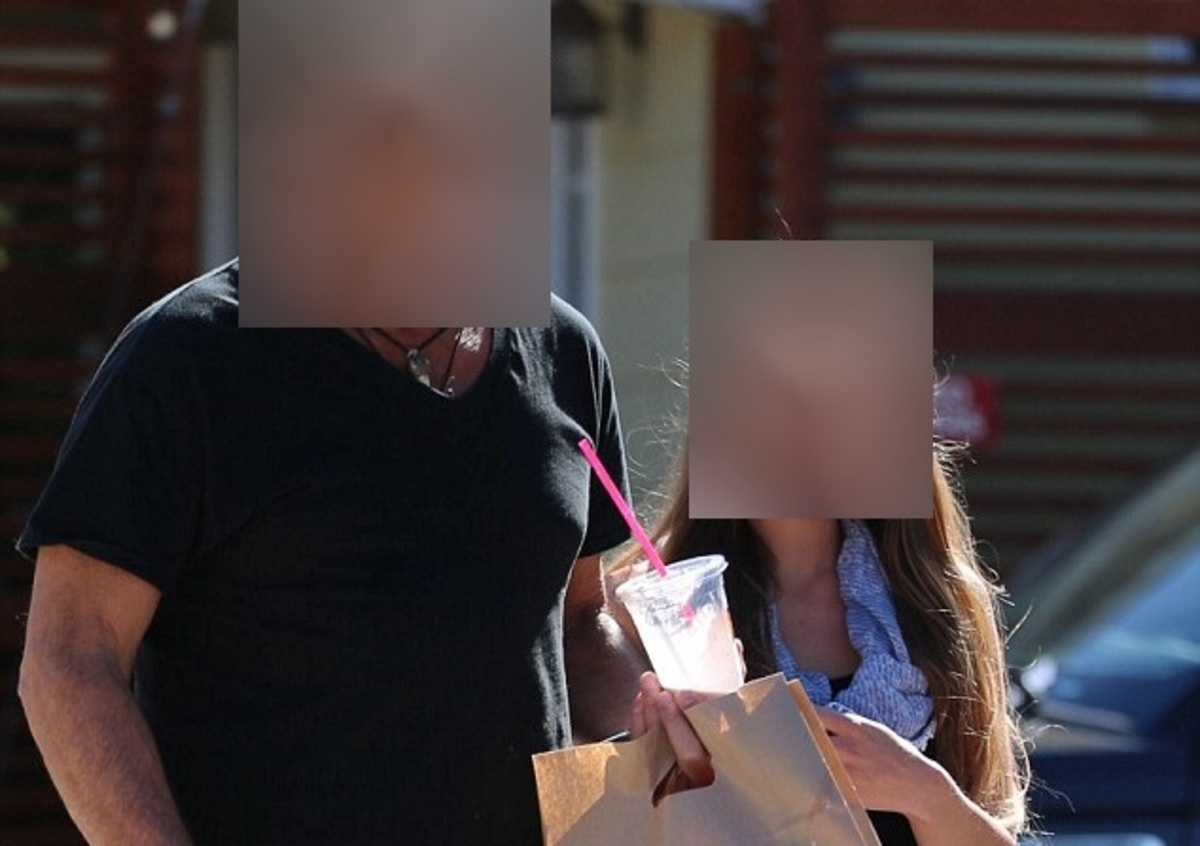 Ο 57χρονος ηθοποιός έκανε τα φλας να αστράψουν με την 18χρονη σύντροφο του