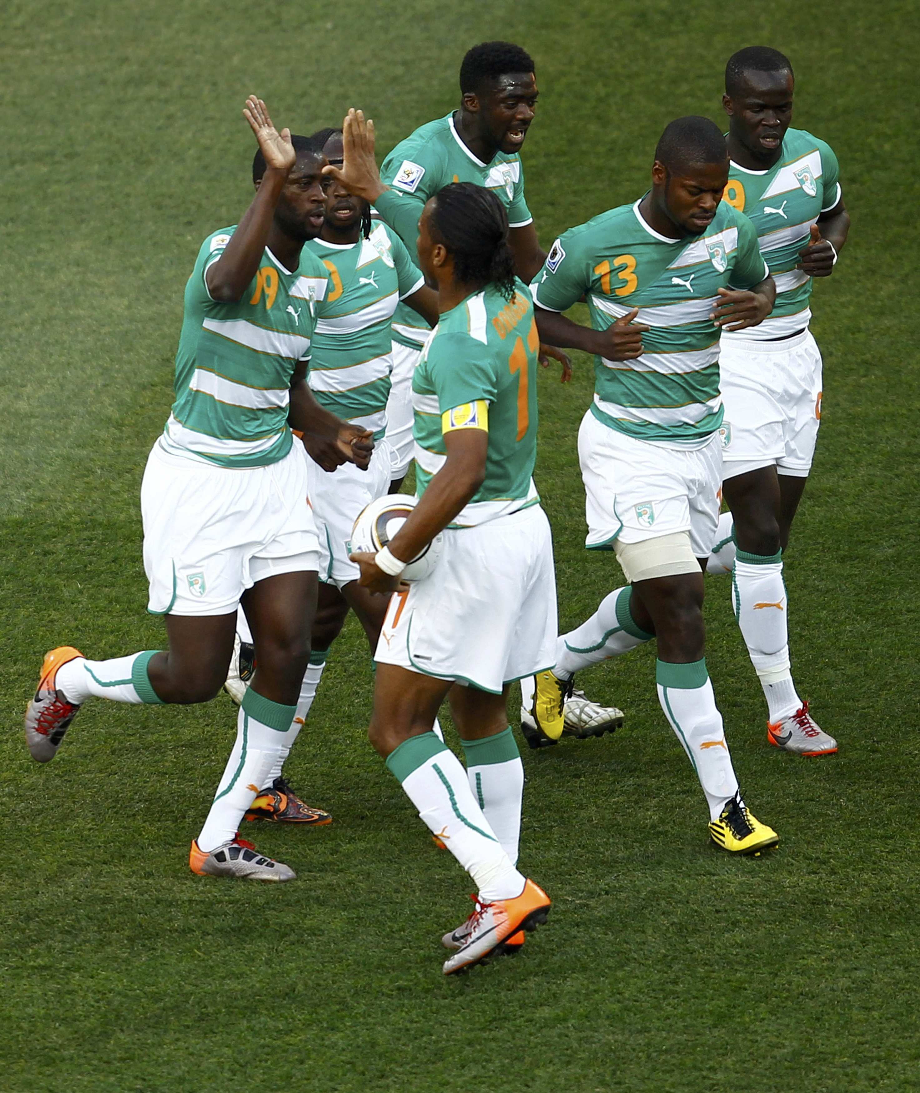 Οι παίκτες της Ακτής Ελεφαντοστού πανηγυρίζουν το πρώτο γκολ που σημείωσαν
