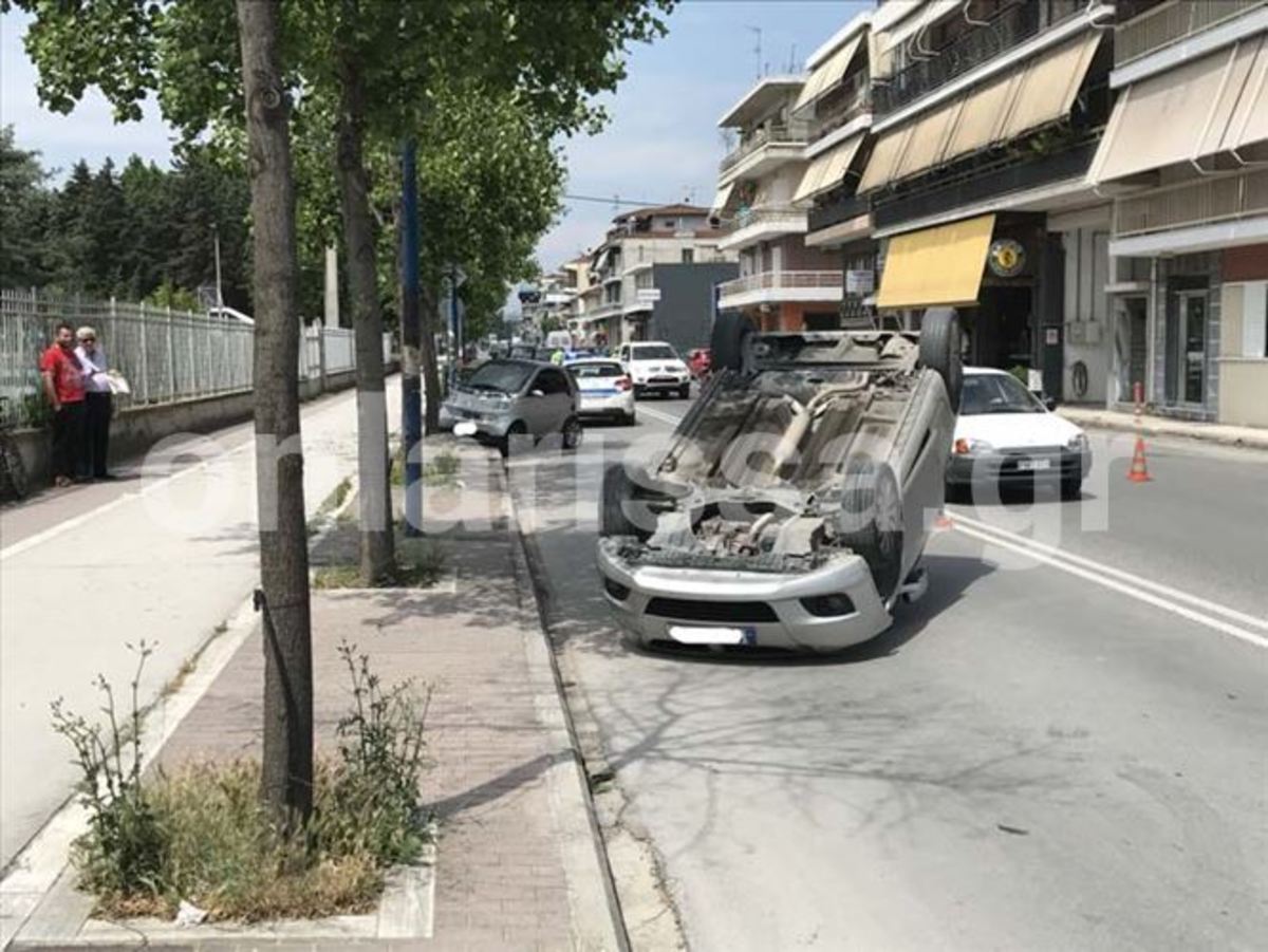 Αυτοκίνητο τούμπαρε στο κέντρο της Λάρισας – Ένας τραυματίας [pics]