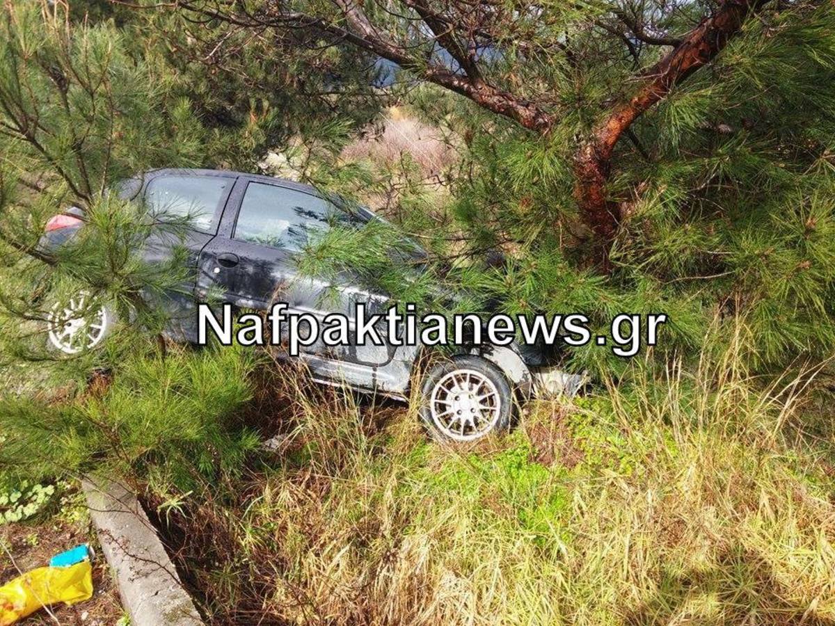 Ναύπακτος: Αυτοκίνητο σε τρελή πορεία κατέληξε σε δέντρο (ΦΩΤΟ)