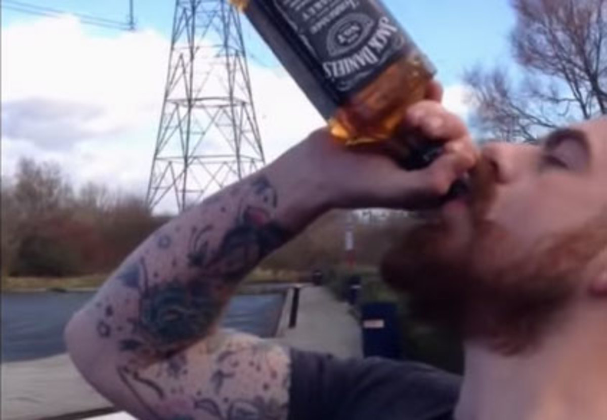 Ήπιε ένα μπουκάλι Jack Daniels σε 13 δευτερόλεπτα! – VIDEO