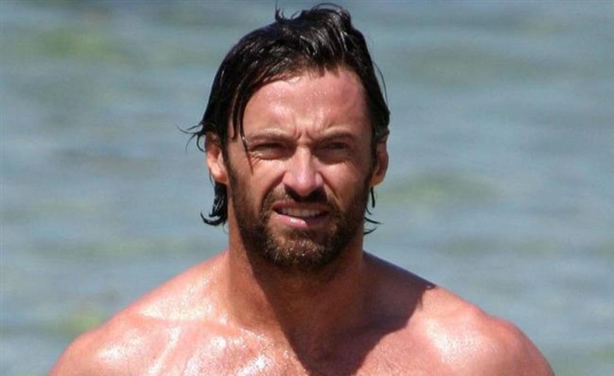 Hugh Jackman: Ποζάρει… αραχτός στον βυθό μιας πισίνας