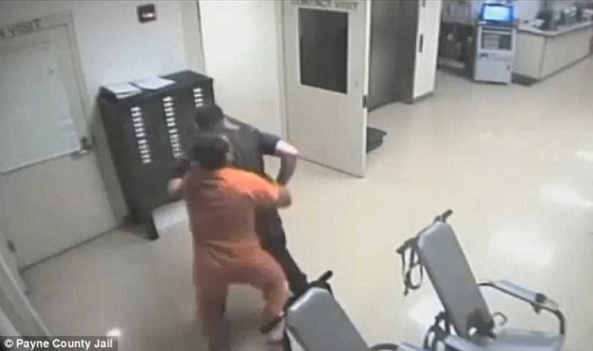 Φυλακισμένος στην Οκλαχόμα προστατεύει αστυνομικό από επίθεση συγκρατουμένου του! [pic, vid]