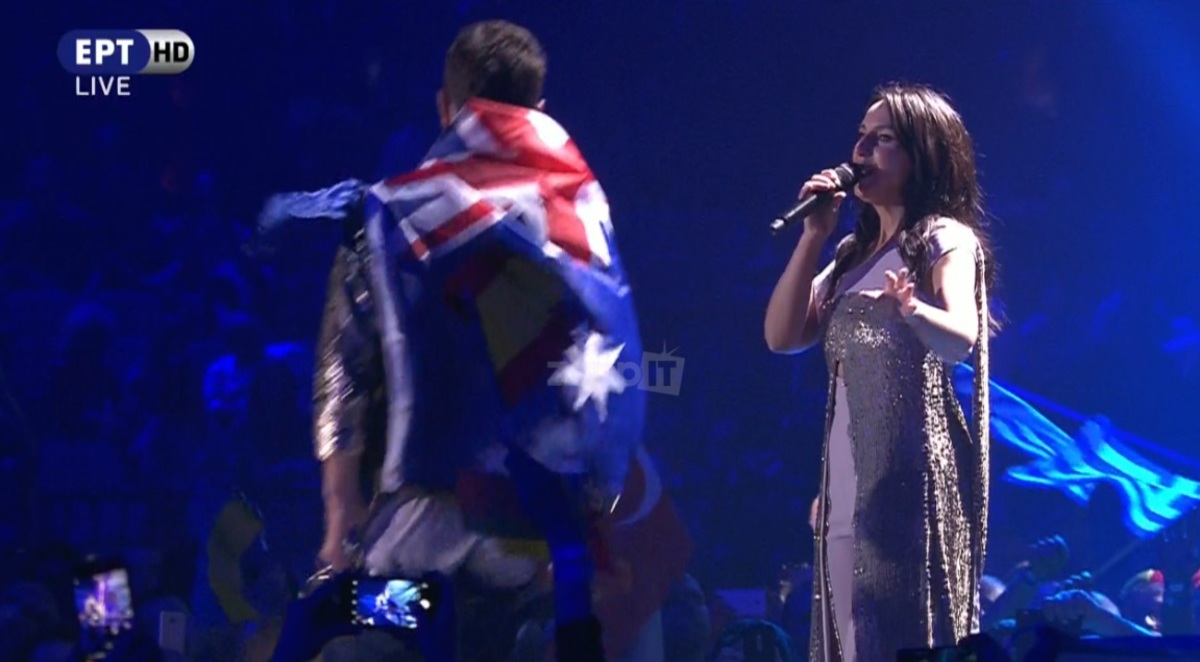 Eurovision 2017 – Τελικός: Κατέβασε το παντελόνι του και έδειξε τα οπίσθια του πάνω στη σκηνή!