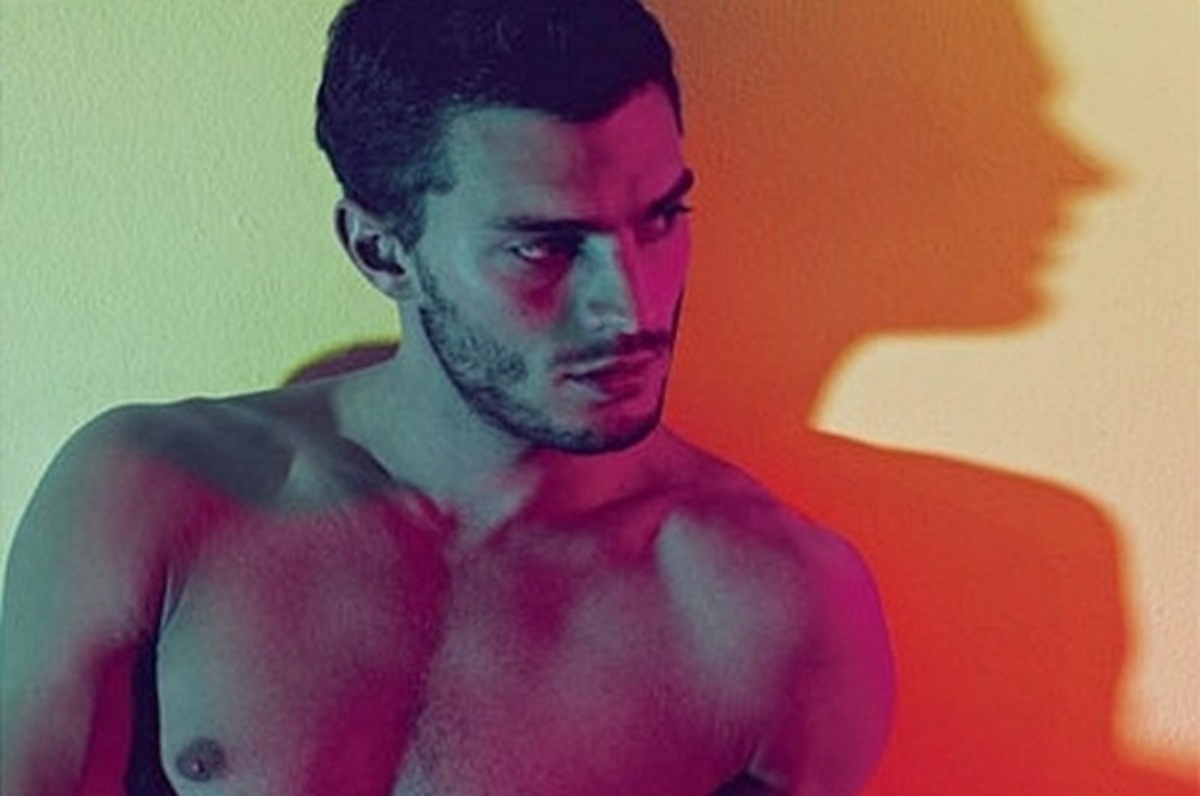 Μοναδικό! Ολόγυμνος ο πρωταγωνιστής από τις 50 αποχρώσεις του γκρι!