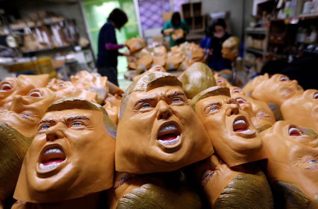 Θησαυρίζουν με τις μάσκες του Ντόναλντ Τραμπ
