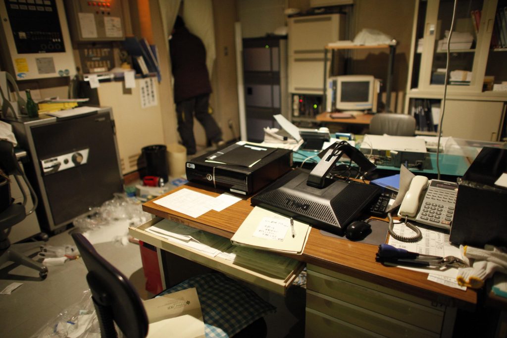 Γραφείο μετά το σεισμό των 7