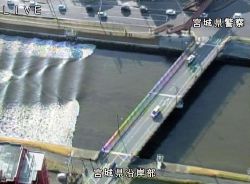 Δείτε το τσουνάμι που “χτύπησε” την Ιαπωνία [pics, vids]