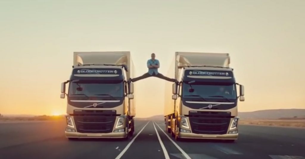 Ο Jean Claude Van Damme κάνει σπαγγάτο ανάμεσα σε νταλίκες!
