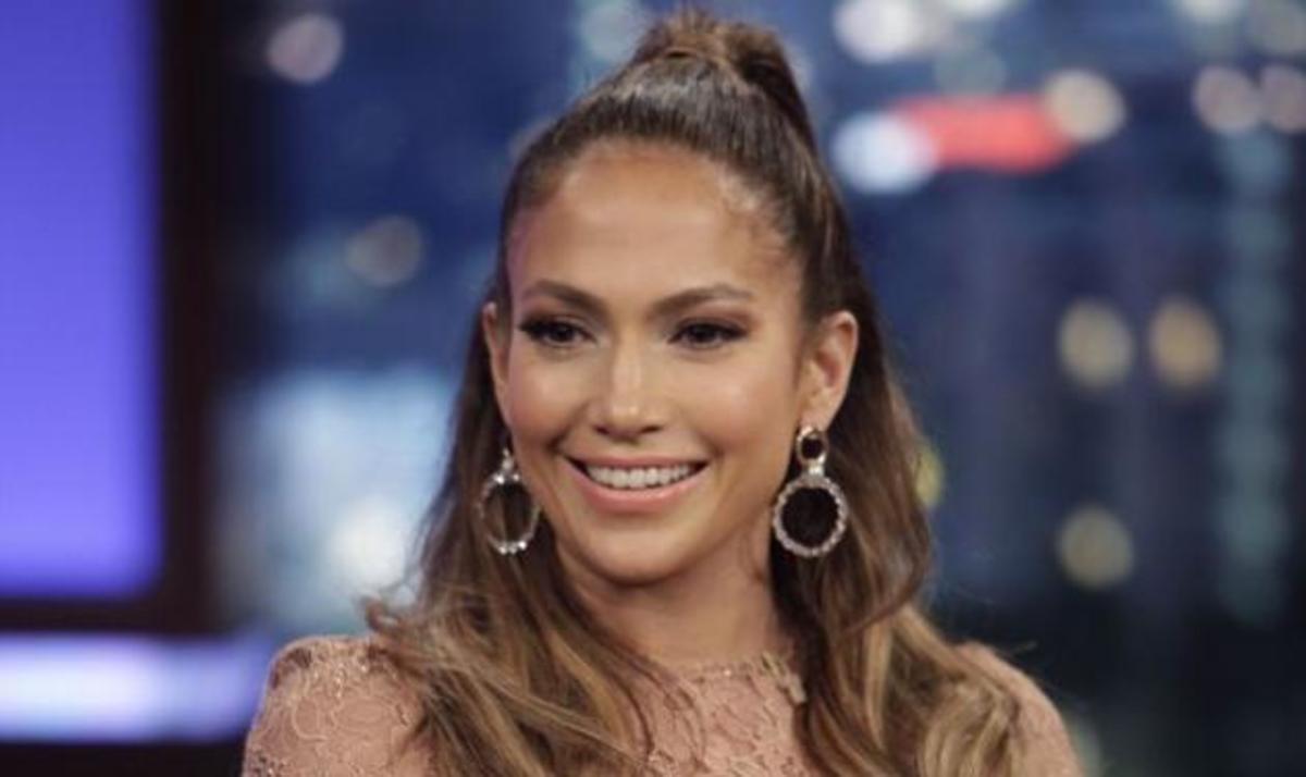 Πιο sexy και λαμπερή από ποτέ η Jennifer Lopez σε βραδινό show!
